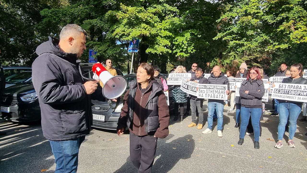 <p>Протест на близките на 6-годишното дете, издъхнало на зъболекарски стол в Пловдив.</p>
