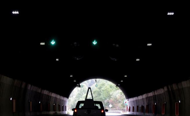 Внимание, шофьори! Авария остави тунелите 