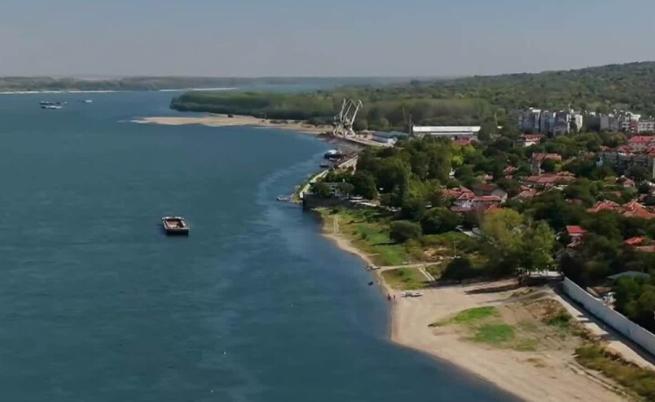 Гора вместо вода: Нивото на река Дунав край Лом е критично ниско