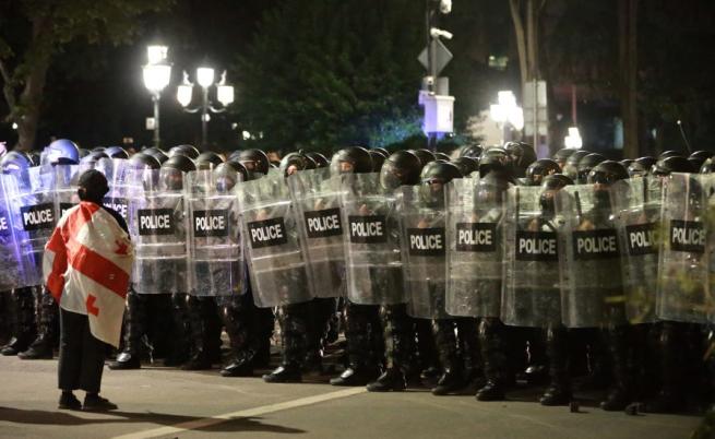 Протестиращи в Грузия се опитаха да нахлуят в президентския дворец