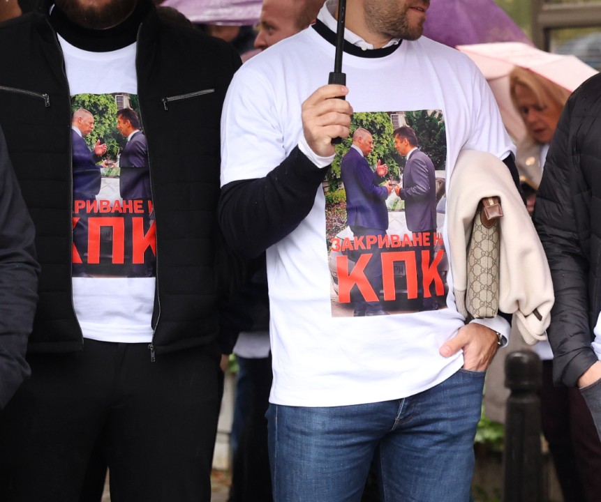 <p>Председателят на &quot;Продължаваме промяната&quot; (ПП) Асен Василев, бившият премиер Кирил Петков и депутатът Лена Бориславова дойдоха по собствено желание в Комисията за противодействие на корупцията (КПК), за да дадат показания по всички дела, в които се споменават техните имена. Те не бяха разпитани.</p>