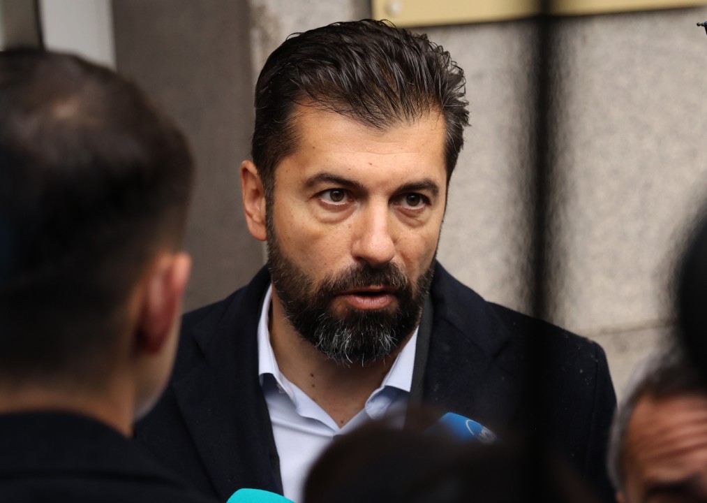 <p>Председателят на &quot;Продължаваме промяната&quot; (ПП) Асен Василев, бившият премиер Кирил Петков и депутатът Лена Бориславова дойдоха по собствено желание в Комисията за противодействие на корупцията (КПК), за да дадат показания по всички дела, в които се споменават техните имена. Те не бяха разпитани.</p>
