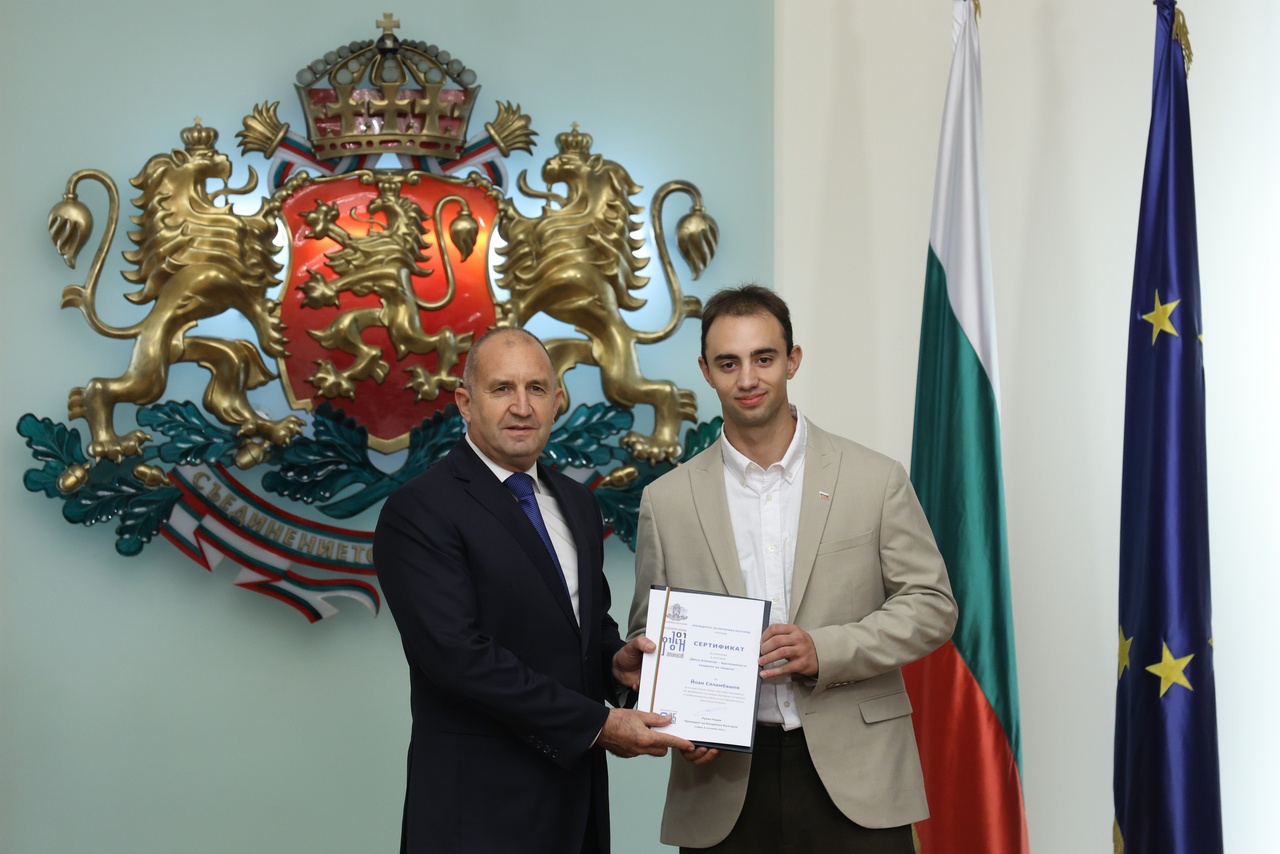 <p>Президентът Радев връчи наградите &quot;Джон Атанасов&quot; за 2025 година.</p>