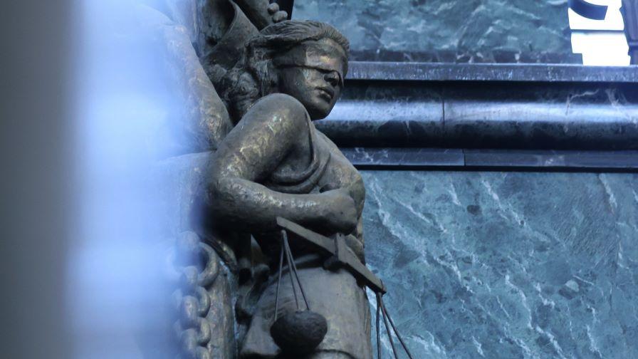 <p>Осъдиха банкерката, източила близо 2 млн. лева от сметки на Мартин Петров</p>