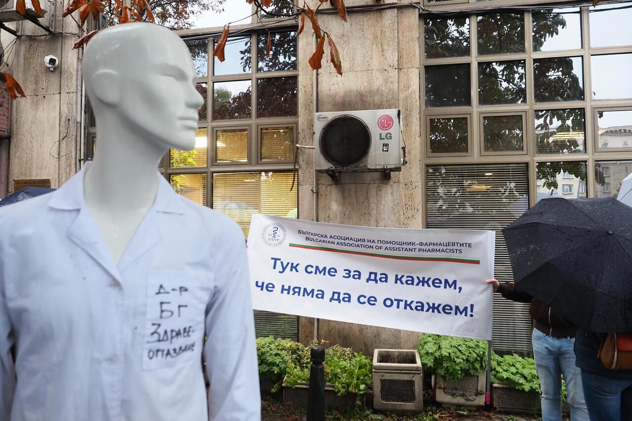 <p>&quot;Бъдеще в България&quot;: Млади лекари на протест &ndash; скандират &quot;Стига лъжи!&quot;</p>