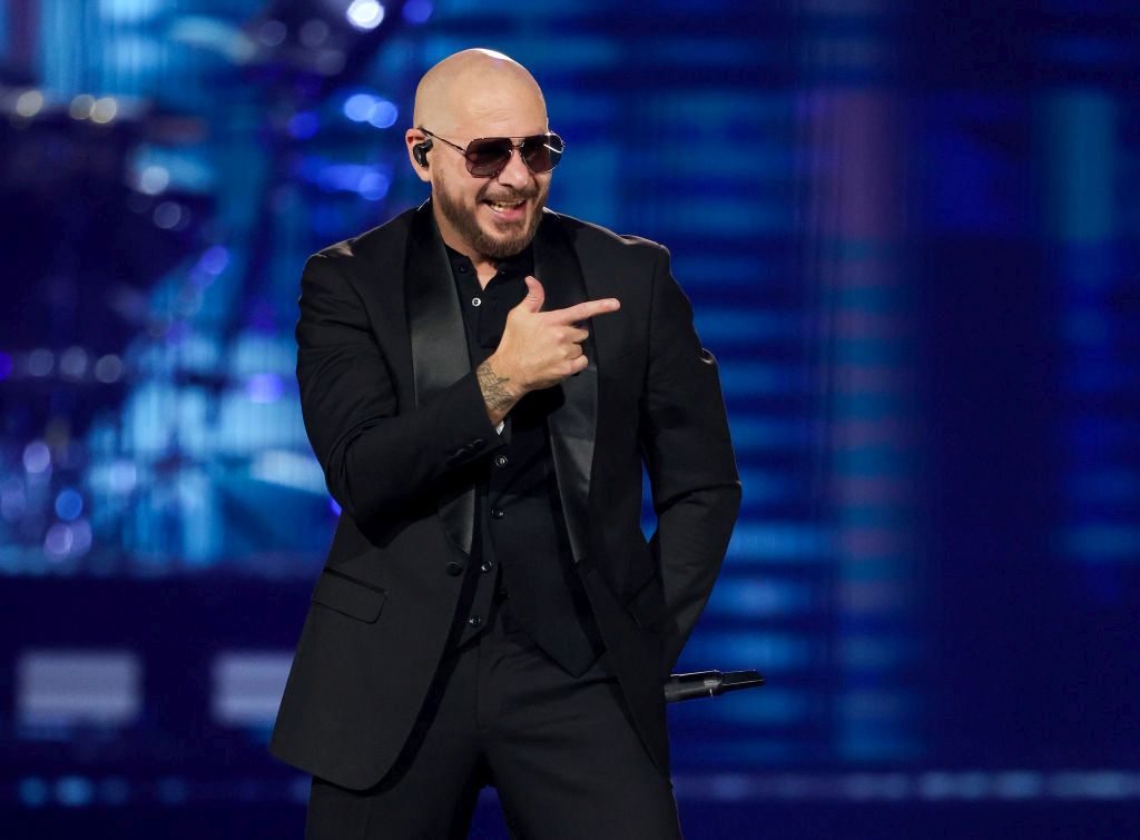 <p><strong>Питбул (Mr. Worldwide)</strong></p>

<p>Няма как да пропуснем Питбул. Кубинско-американската суперзвезда превърна обръснатата си глава в своя търговска марка. От клубовете в Маями до сцените по света, неговата визия излъчва увереност, енергия и успех.</p>