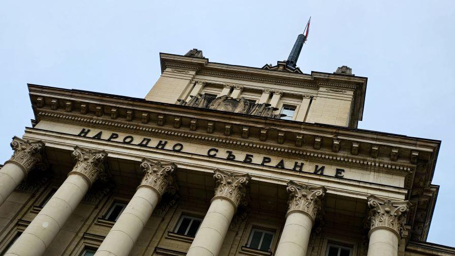 Боклукът на София и статията за Борисов в "Уолстрийт джърнъл" скараха депутатите в НС