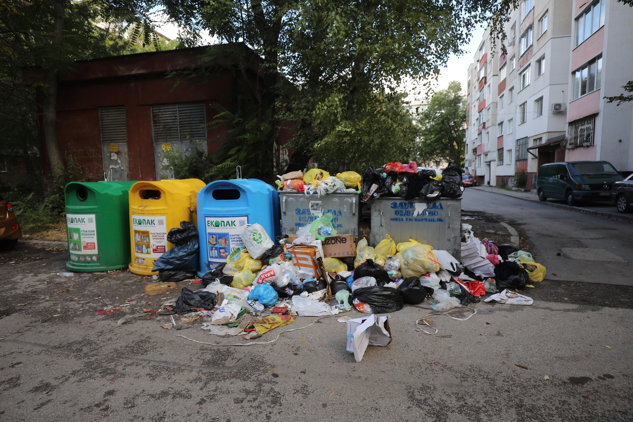 <p>Лишени от свобода чистят боклука в &quot;Люлин&quot; и &quot;Красно село&quot;.</p>