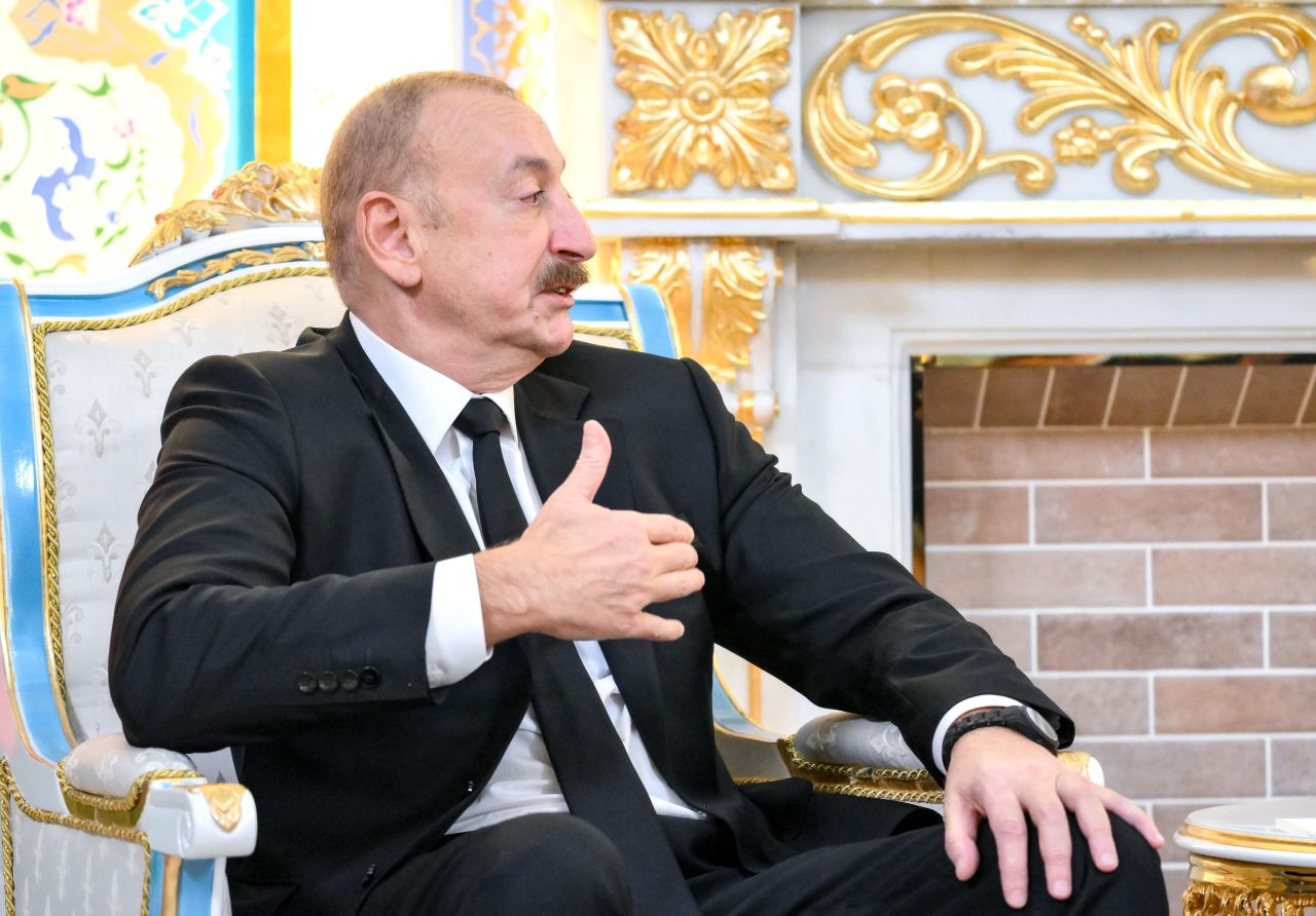<p>Руският президент Владимир Путин е на посещение в Таджикистан, където се срещна с президента Емомали Рахмон и азербайджанския лидер Илхам Алиев</p>