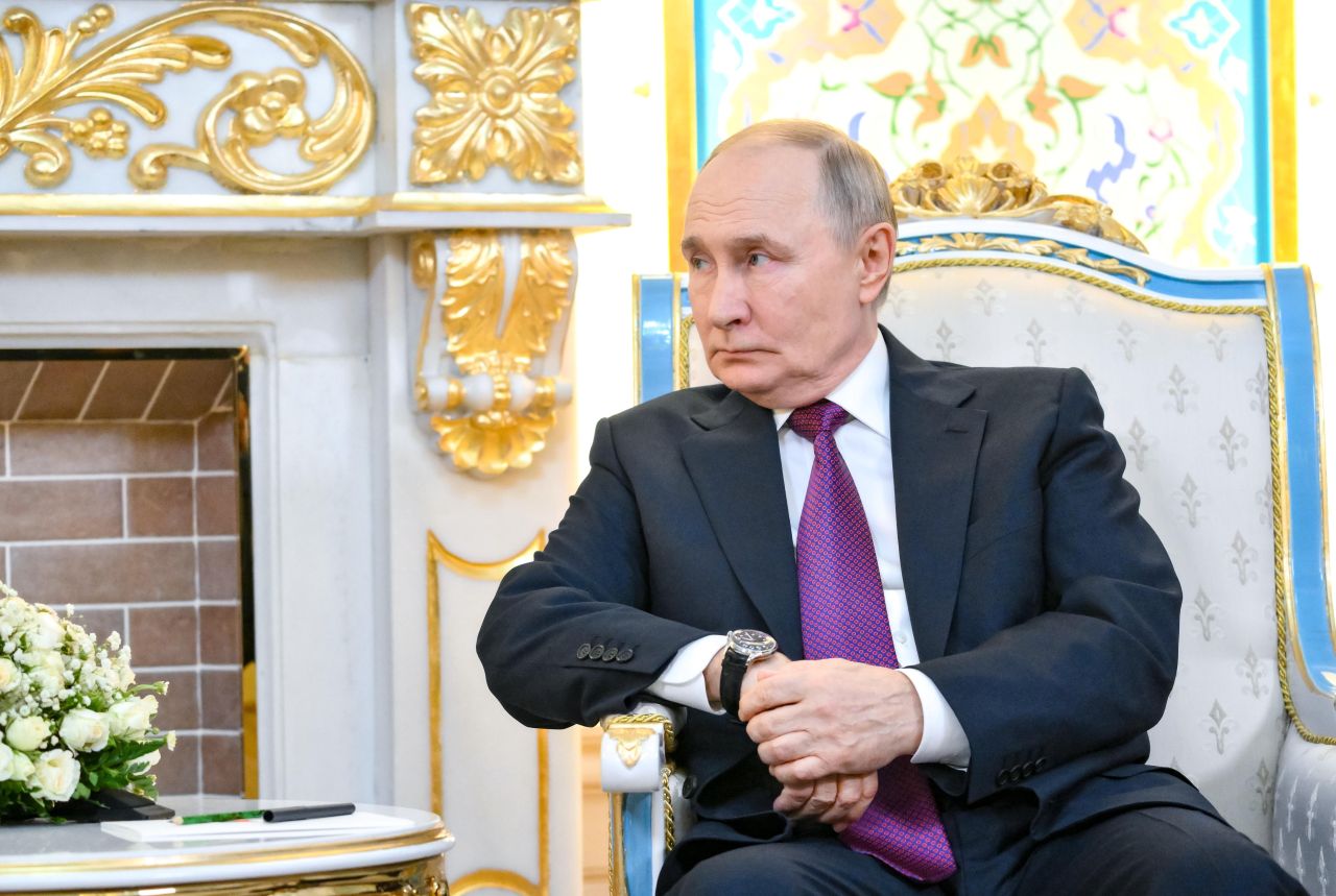 <p>Руският президент Владимир Путин е на посещение в Таджикистан, където се срещна с президента Емомали Рахмон и азербайджанския лидер Илхам Алиев</p>