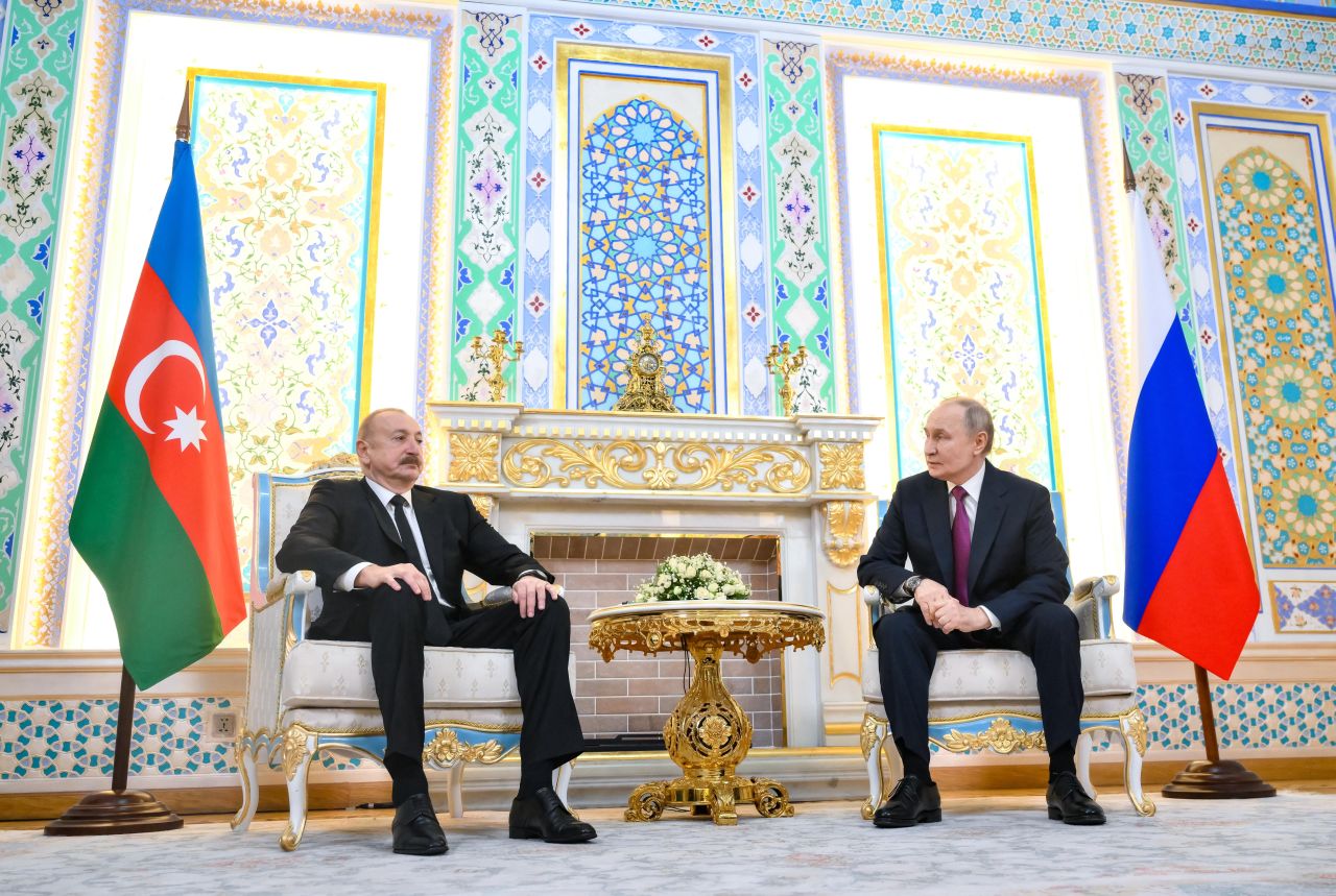 <p>Руският президент Владимир Путин е на посещение в Таджикистан, където се срещна с президента Емомали Рахмон и азербайджанския лидер Илхам Алиев</p>