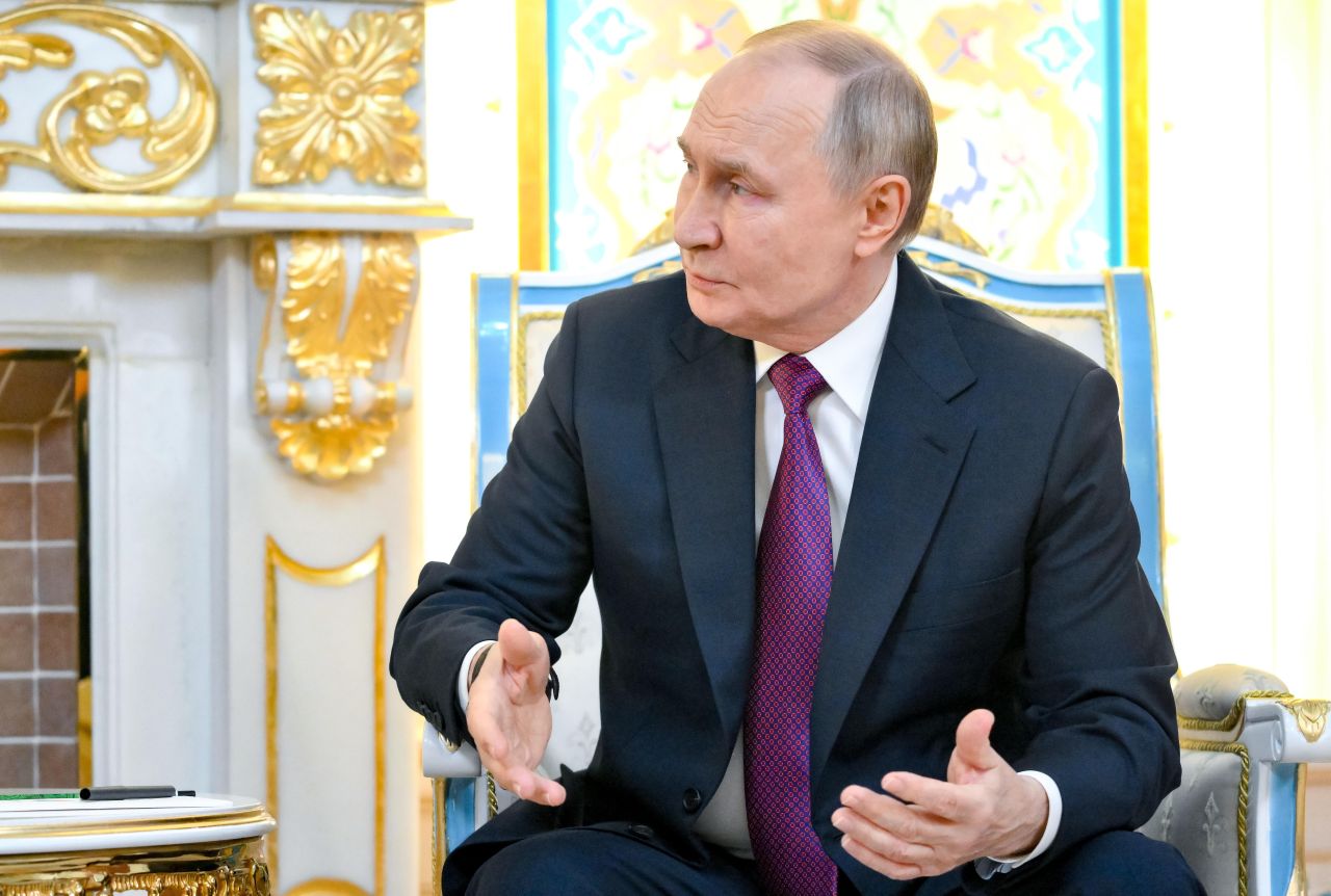 <p>Руският президент Владимир Путин е на посещение в Таджикистан, където се срещна с президента Емомали Рахмон и азербайджанския лидер Илхам Алиев</p>