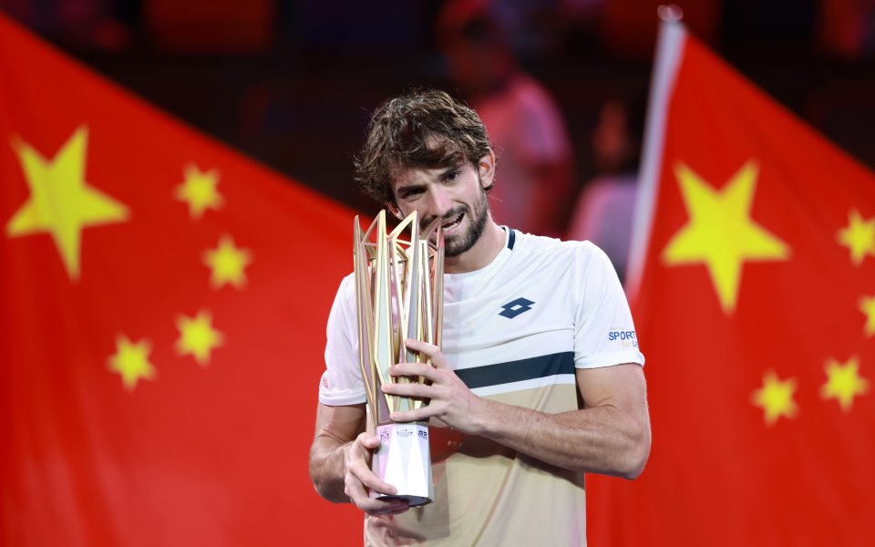 Валентин Вашеро триумфира в братовчедския финал в Шанхай