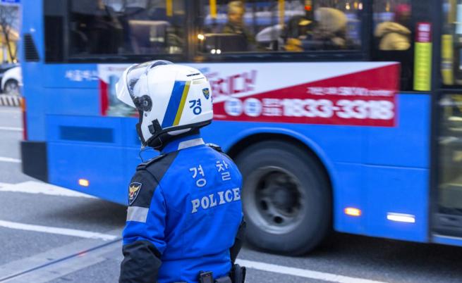 Южна Корея използва холограми на полицаи за борба с престъпността Южна Корея използва холограми на полицаи за борба с престъпността