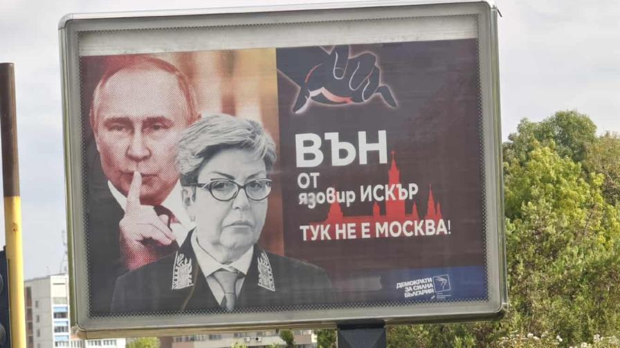 Билборд срещу руското посолство в София с Путин и Митрофанова
