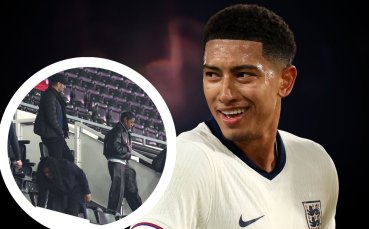 Родителите на Белингам заедно на трибуните, но разделени в живота