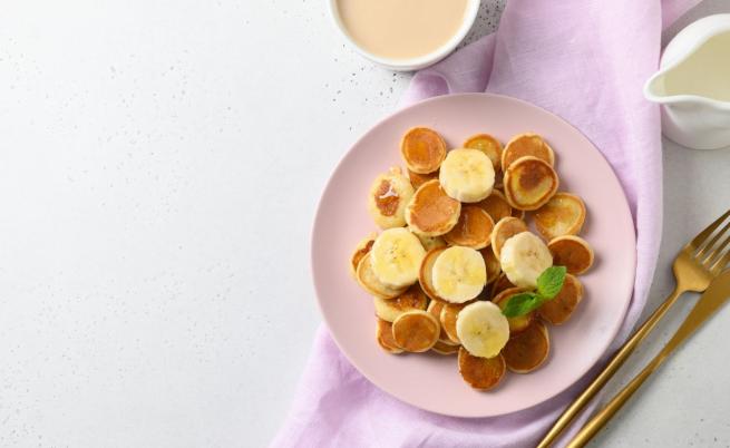 Рецептата на Дженифър Анистън за бананови палачинки, която децата обожават