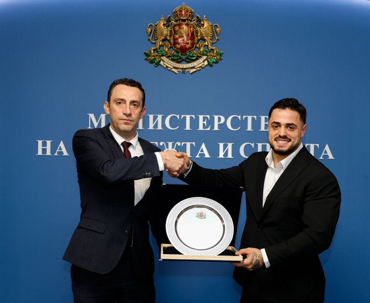 Министър Иван Пешев награди с парична премия световния шампион в1