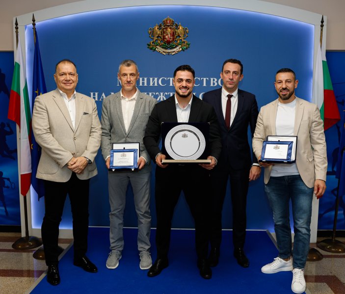 Министър Иван Пешев награди с парична премия световния шампион в1