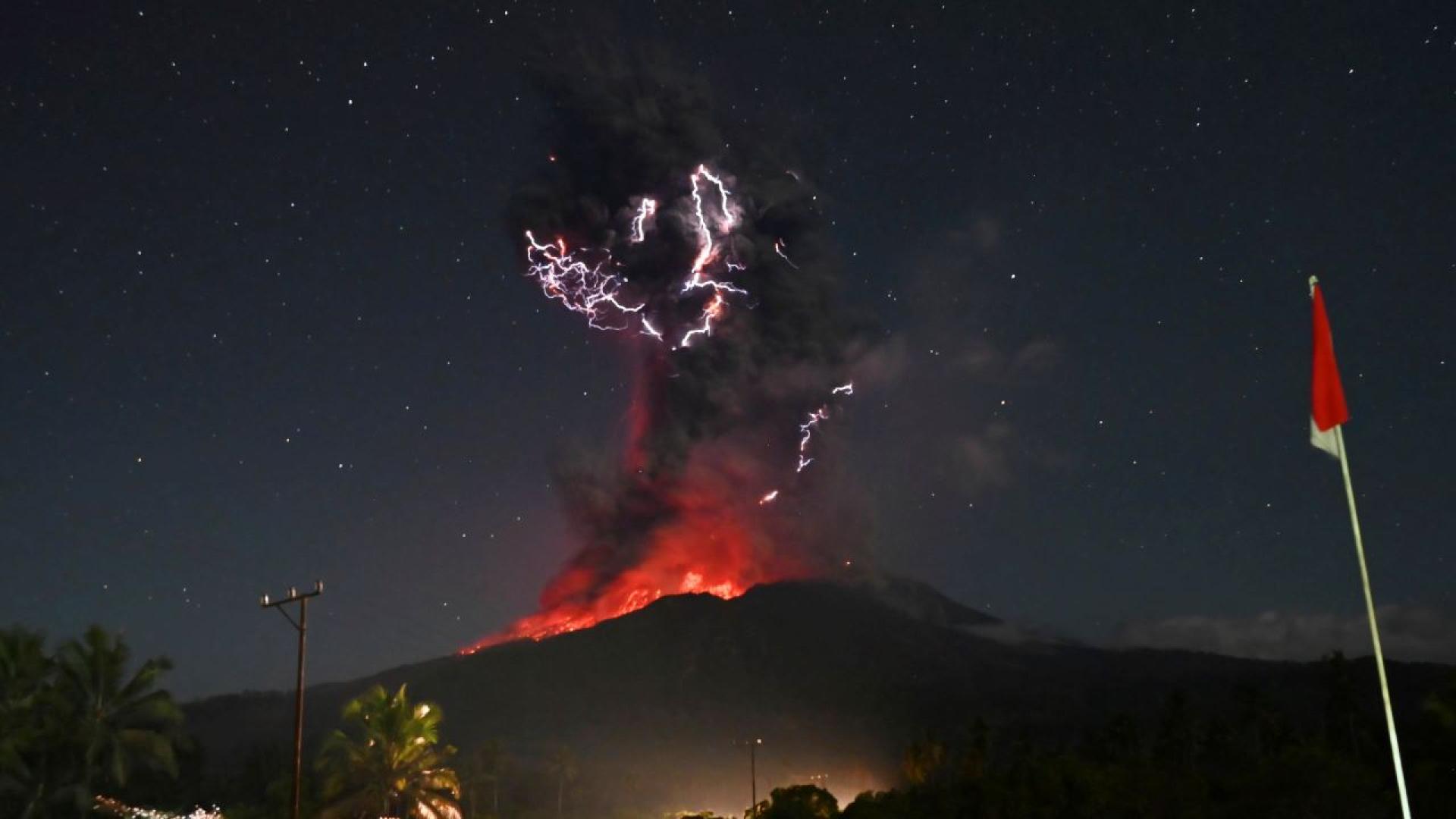 Вулканът Левотоби Лаки Лаки в Индонезия изригна тази сутрин изхвърляйки вулканична