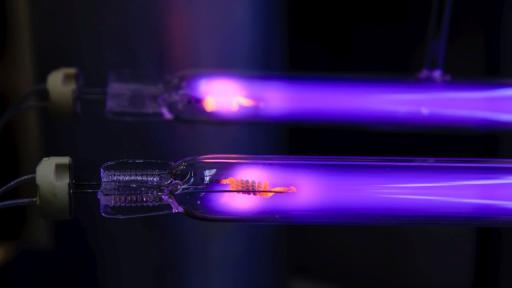 Майка и бебе с изгаряния на очите от UV лампа в Инфекциозна болница в София