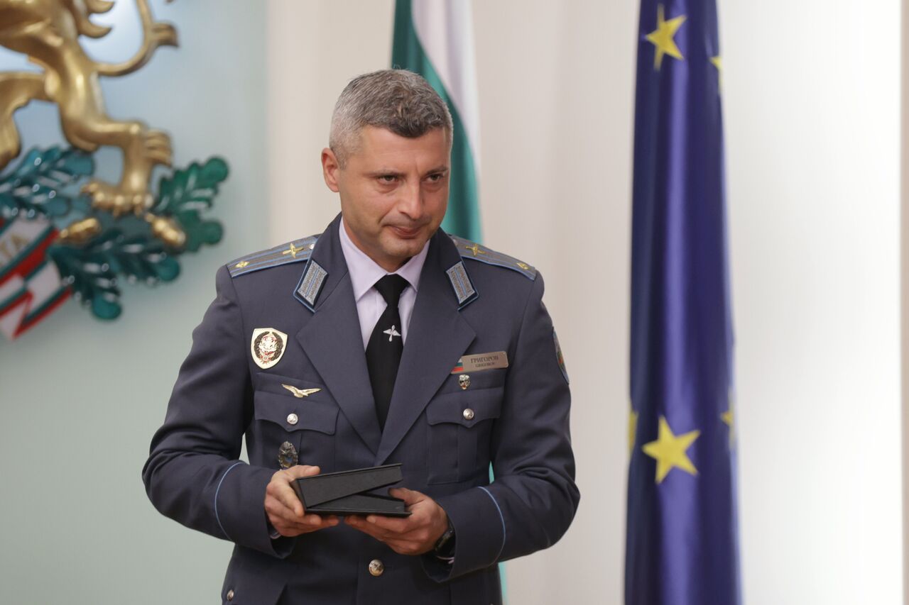 <p>Държавният глава и върховен главнокомандващ на въоръжените сили Румен Радев удостои с Почетния знак на президента генерал-майор от резерва Иван Парапунов, подполковник Стефан Стефанов и майор Димитър Григоров за принос към националната сигурност.</p>