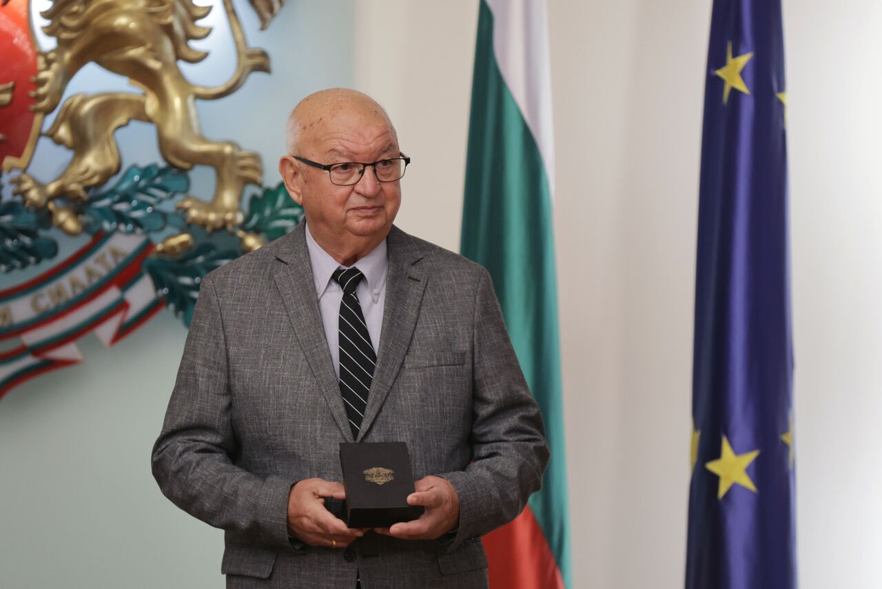 <p>Държавният глава и върховен главнокомандващ на въоръжените сили Румен Радев удостои с Почетния знак на президента генерал-майор от резерва Иван Парапунов, подполковник Стефан Стефанов и майор Димитър Григоров за принос към националната сигурност.</p>