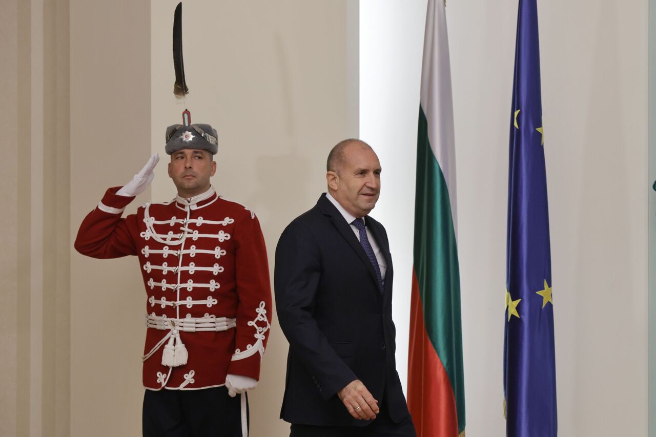 <p>Държавният глава и върховен главнокомандващ на въоръжените сили Румен Радев удостои с Почетния знак на президента генерал-майор от резерва Иван Парапунов, подполковник Стефан Стефанов и майор Димитър Григоров за принос към националната сигурност.</p>