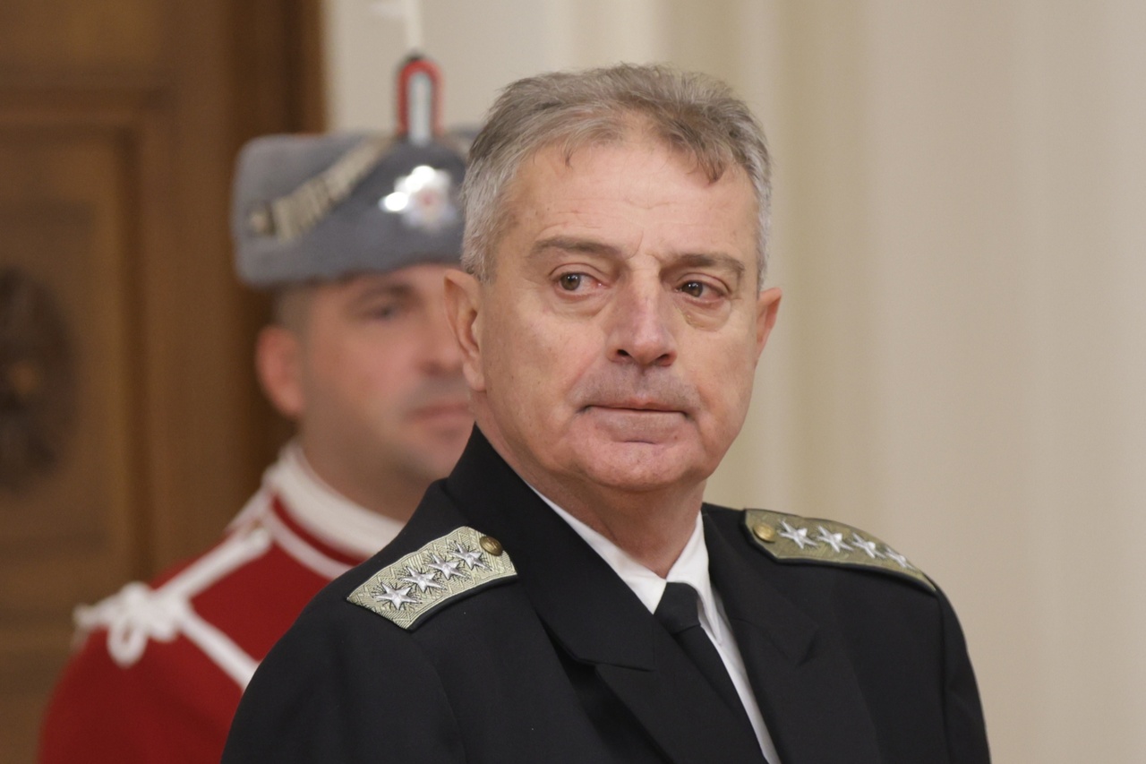 <p>Държавният глава и върховен главнокомандващ на въоръжените сили Румен Радев удостои с Почетния знак на президента генерал-майор от резерва Иван Парапунов, подполковник Стефан Стефанов и майор Димитър Григоров за принос към националната сигурност.</p>