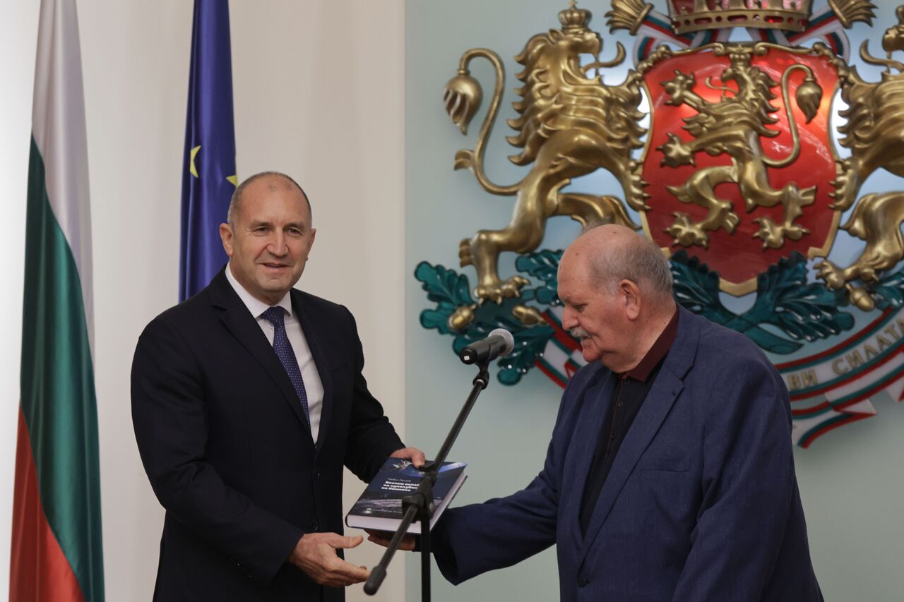 <p>Държавният глава и върховен главнокомандващ на въоръжените сили Румен Радев удостои с Почетния знак на президента генерал-майор от резерва Иван Парапунов, подполковник Стефан Стефанов и майор Димитър Григоров за принос към националната сигурност.</p>