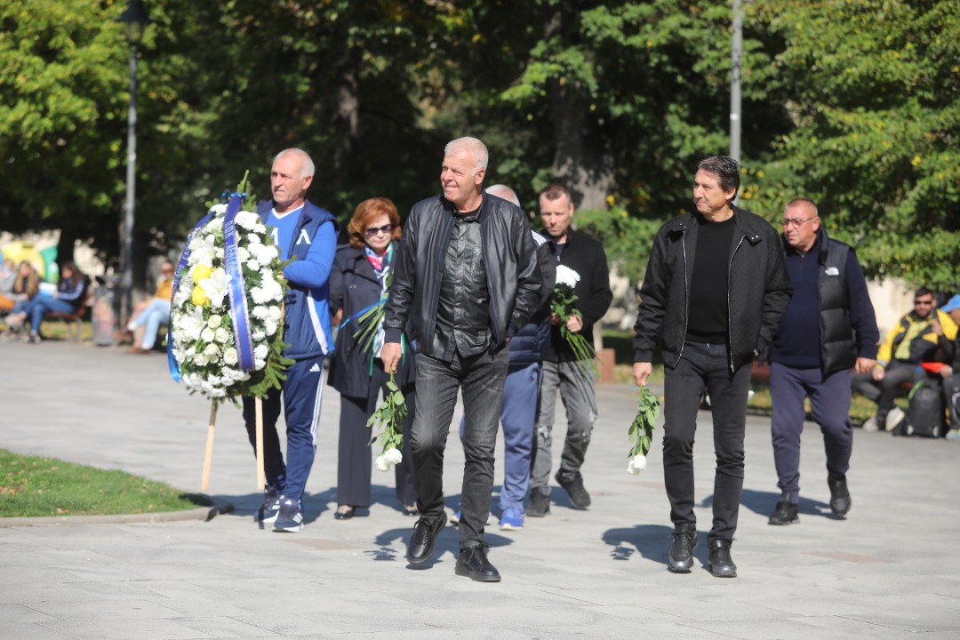 <p>Близки и приятели се събраха в храм &ldquo;Свети Седмочисленици&rdquo; в София, за да се сбогуват с Добромир Жечев. Легендата на българския футбол ни напусна на 82-годишна възраст на 12 октомври 2025 година.</p>