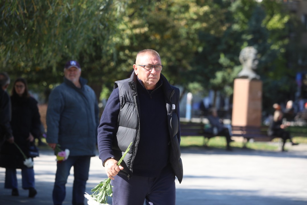 <p>Близки и приятели се събраха в храм &ldquo;Свети Седмочисленици&rdquo; в София, за да се сбогуват с Добромир Жечев. Легендата на българския футбол ни напусна на 82-годишна възраст на 12 октомври 2025 година.</p>