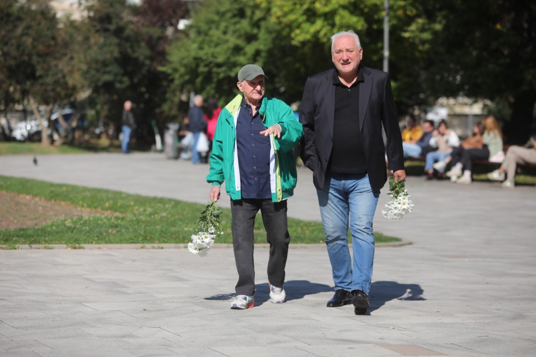 <p>Близки и приятели се събраха в храм &ldquo;Свети Седмочисленици&rdquo; в София, за да се сбогуват с Добромир Жечев. Легендата на българския футбол ни напусна на 82-годишна възраст на 12 октомври 2025 година.</p>
