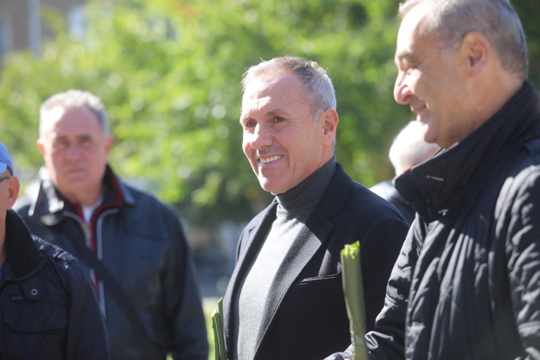 <p>Близки и приятели се събраха в храм &ldquo;Свети Седмочисленици&rdquo; в София, за да се сбогуват с Добромир Жечев. Легендата на българския футбол ни напусна на 82-годишна възраст на 12 октомври 2025 година.</p>