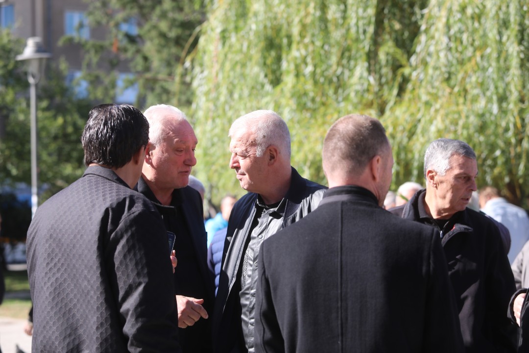 <p>Близки и приятели се събраха в храм &ldquo;Свети Седмочисленици&rdquo; в София, за да се сбогуват с Добромир Жечев. Легендата на българския футбол ни напусна на 82-годишна възраст на 12 октомври 2025 година.</p>