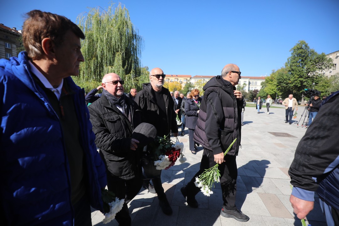 <p>Близки и приятели се събраха в храм &ldquo;Свети Седмочисленици&rdquo; в София, за да се сбогуват с Добромир Жечев. Легендата на българския футбол ни напусна на 82-годишна възраст на 12 октомври 2025 година.</p>