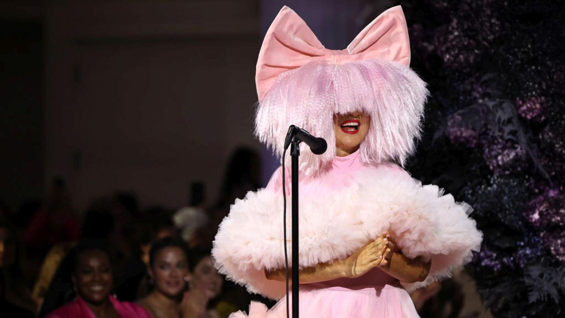 Бившият съпруг на австралийската певица Сиа поиска повече от 250 000