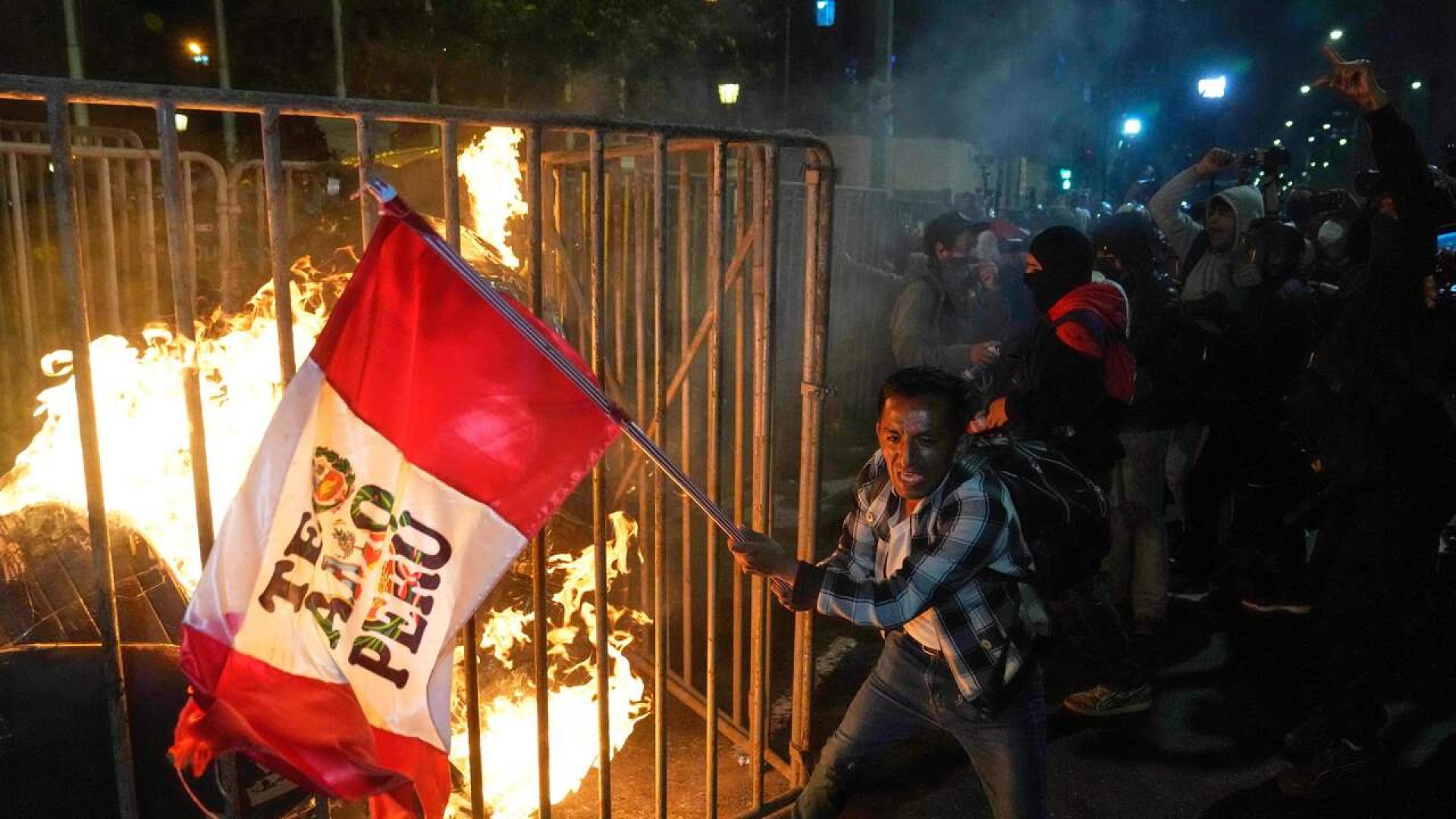 Националната полиция на Перу разпръсна вчера демонстранти събрали се пред