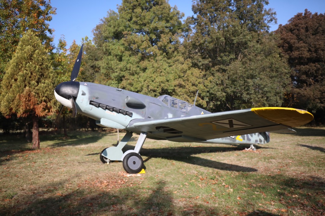 <p>На 20 декември 1943 г. капитан Димитър Списаревски извършва героичен таран над София, защитавайки родното небе с цената на живота си. Тази галерия е посветена на тържественото откриване на копие на неговия самолет в Националния исторически музей, създадено с любов и преданост от Асоциацията за история и бъдеще на българската авиация, випуск 1995 г. на ВВВУ &bdquo;Георги Бенковски&ldquo; и множество родолюбиви българи. Снимките улавят духа на събитието, отдавайки почит на честта, дълга и безсмъртния подвиг на един истински герой.</p>