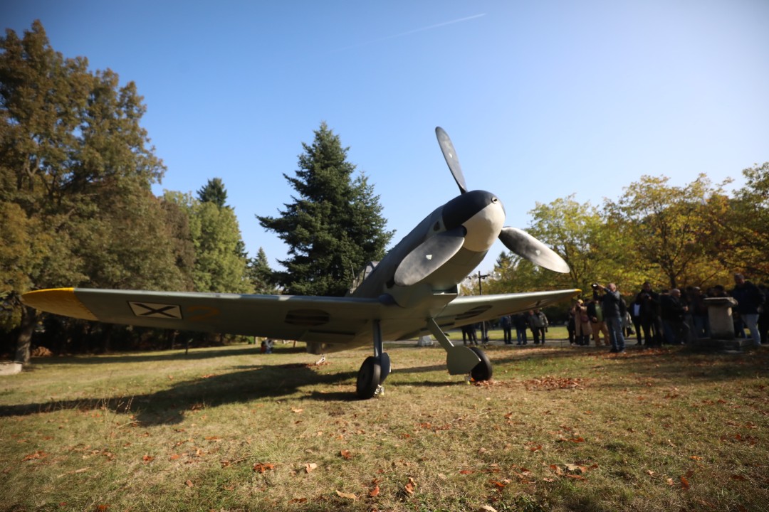 <p>На 20 декември 1943 г. капитан Димитър Списаревски извършва героичен таран над София, защитавайки родното небе с цената на живота си. Тази галерия е посветена на тържественото откриване на копие на неговия самолет в Националния исторически музей, създадено с любов и преданост от Асоциацията за история и бъдеще на българската авиация, випуск 1995 г. на ВВВУ &bdquo;Георги Бенковски&ldquo; и множество родолюбиви българи. Снимките улавят духа на събитието, отдавайки почит на честта, дълга и безсмъртния подвиг на един истински герой.</p>