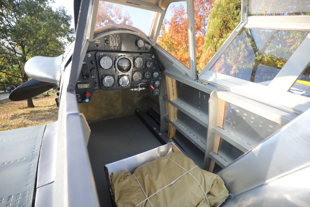 <p>На 20 декември 1943 г. капитан Димитър Списаревски извършва героичен таран над София, защитавайки родното небе с цената на живота си. Тази галерия е посветена на тържественото откриване на копие на неговия самолет в Националния исторически музей, създадено с любов и преданост от Асоциацията за история и бъдеще на българската авиация, випуск 1995 г. на ВВВУ &bdquo;Георги Бенковски&ldquo; и множество родолюбиви българи. Снимките улавят духа на събитието, отдавайки почит на честта, дълга и безсмъртния подвиг на един истински герой.</p>