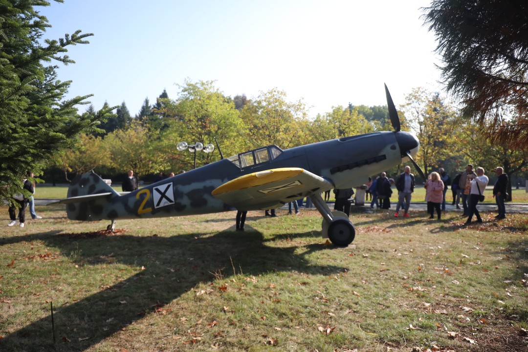 <p>На 20 декември 1943 г. капитан Димитър Списаревски извършва героичен таран над София, защитавайки родното небе с цената на живота си. Тази галерия е посветена на тържественото откриване на копие на неговия самолет в Националния исторически музей, създадено с любов и преданост от Асоциацията за история и бъдеще на българската авиация, випуск 1995 г. на ВВВУ &bdquo;Георги Бенковски&ldquo; и множество родолюбиви българи. Снимките улавят духа на събитието, отдавайки почит на честта, дълга и безсмъртния подвиг на един истински герой.</p>