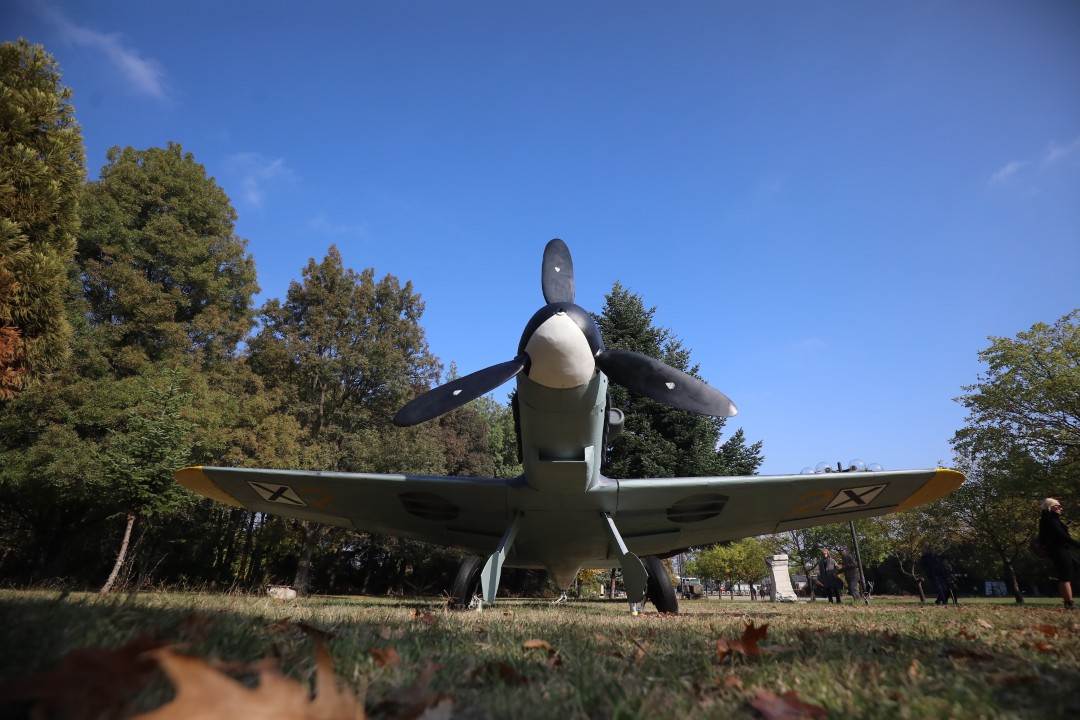 <p>На 20 декември 1943 г. капитан Димитър Списаревски извършва героичен таран над София, защитавайки родното небе с цената на живота си. Тази галерия е посветена на тържественото откриване на копие на неговия самолет в Националния исторически музей, създадено с любов и преданост от Асоциацията за история и бъдеще на българската авиация, випуск 1995 г. на ВВВУ &bdquo;Георги Бенковски&ldquo; и множество родолюбиви българи. Снимките улавят духа на събитието, отдавайки почит на честта, дълга и безсмъртния подвиг на един истински герой.</p>