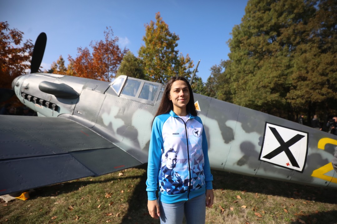 <p>На 20 декември 1943 г. капитан Димитър Списаревски извършва героичен таран над София, защитавайки родното небе с цената на живота си. Тази галерия е посветена на тържественото откриване на копие на неговия самолет в Националния исторически музей, създадено с любов и преданост от Асоциацията за история и бъдеще на българската авиация, випуск 1995 г. на ВВВУ &bdquo;Георги Бенковски&ldquo; и множество родолюбиви българи. Снимките улавят духа на събитието, отдавайки почит на честта, дълга и безсмъртния подвиг на един истински герой.</p>