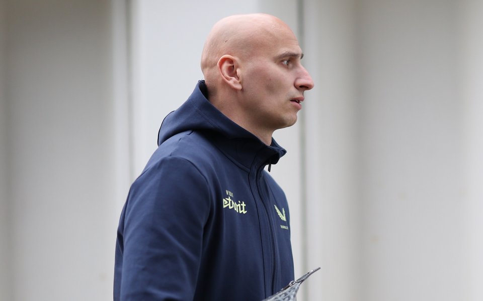 Бивш халф на Ливърпул и Нюкасъл взима 2000 паунда на месец в ОАЕ, не иска да се връща в Англия