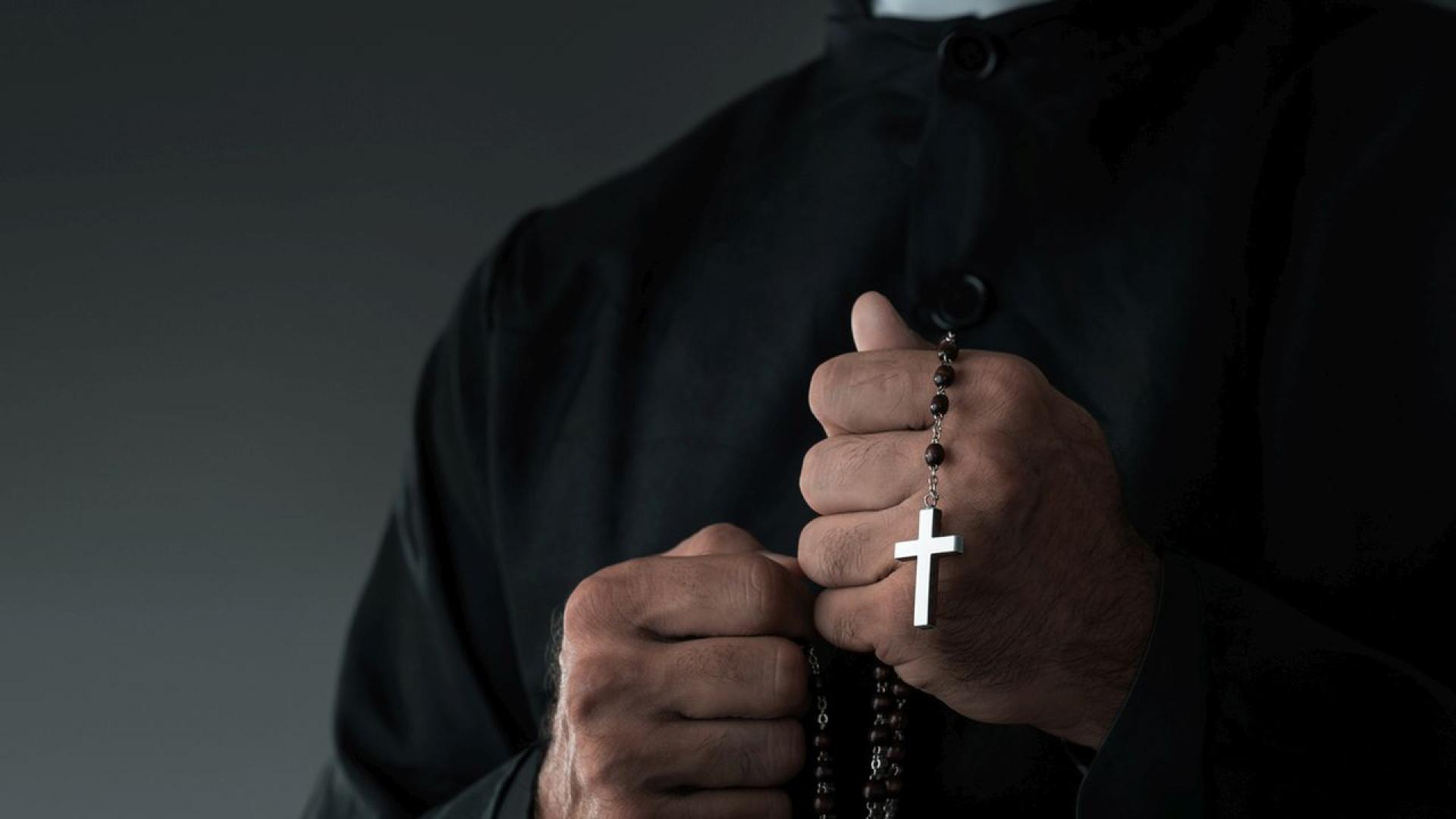 Полугол бразилски свещеник беше хванат да крие годеницата на един