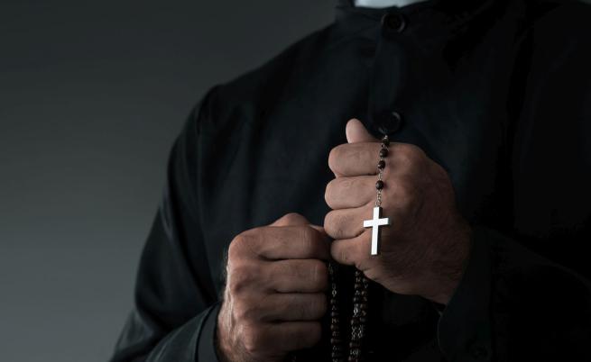 Ужас в Мексико: Свещеник открит мъртъв, увит в найлон и вързан за стол в канализация