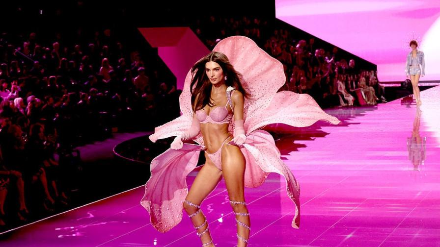 Нов „ангел“ на хоризонта: Емили Ратайковски завладя Victoria's Secret