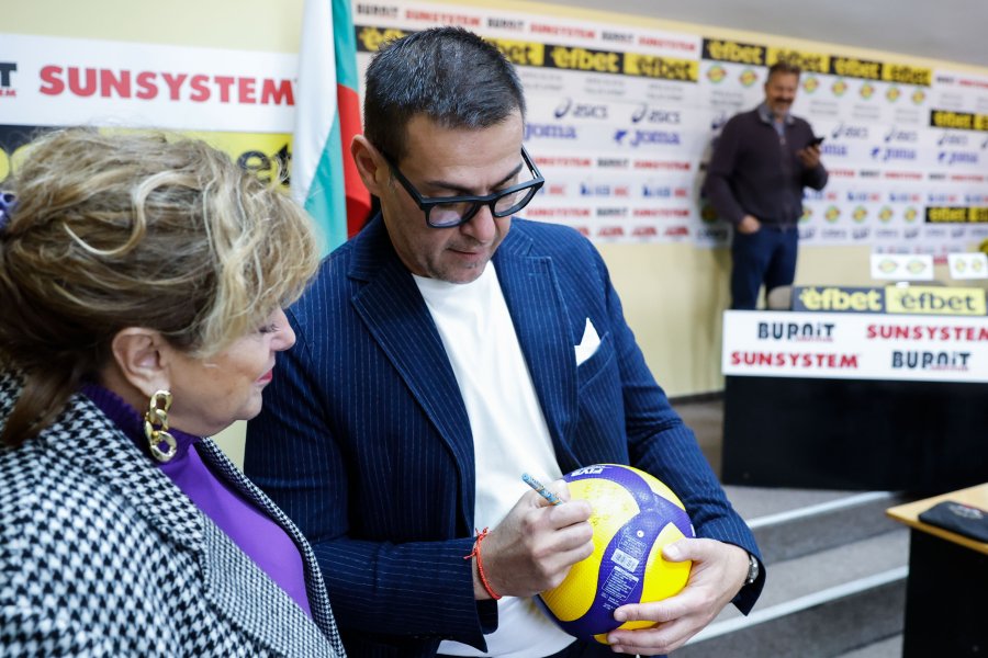 Награждаване на волейболните ни национали за септември1