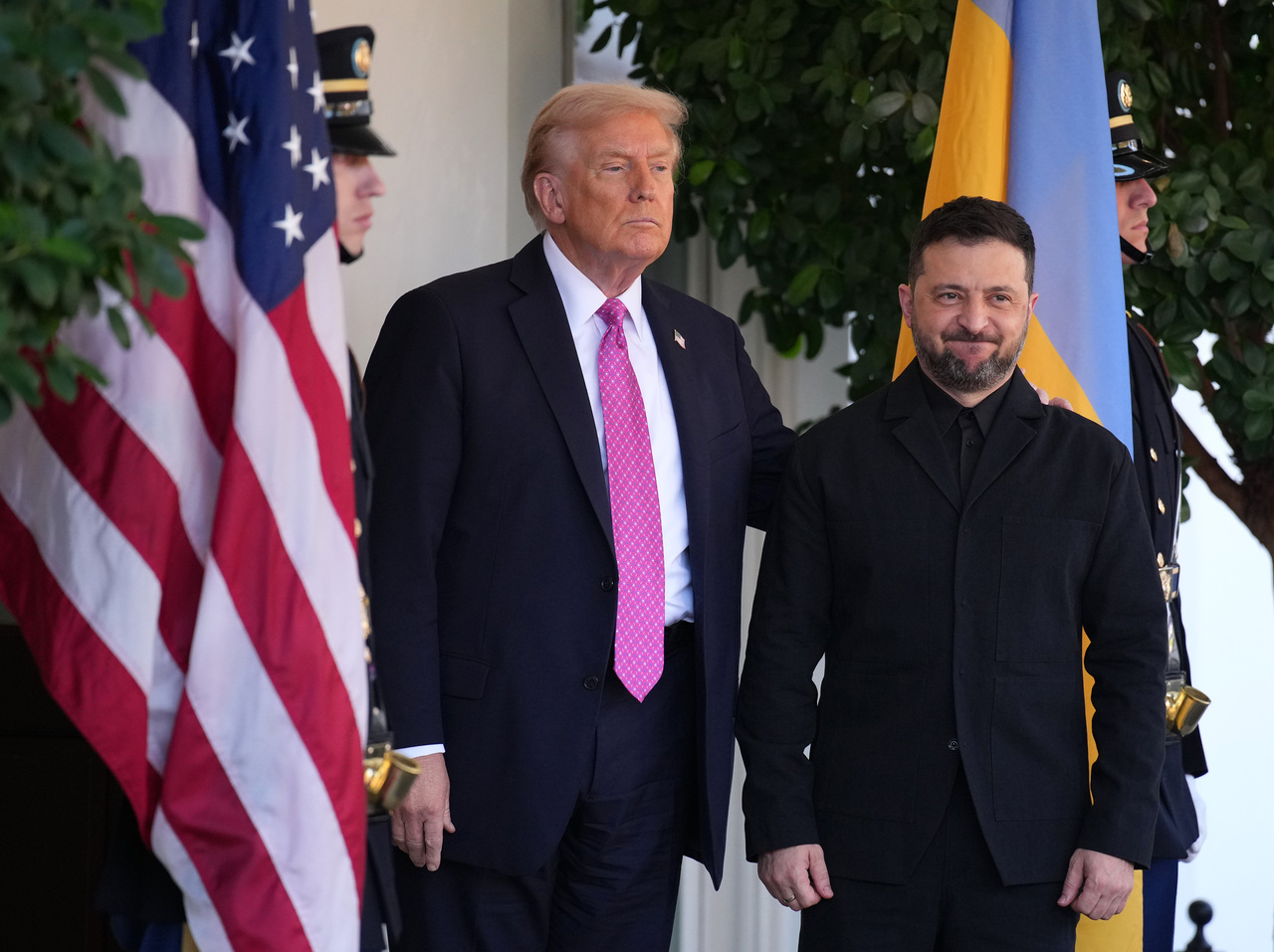 <p>Украинският президент Володимир Зеленски разговаря с американския президент Доналд Тръмп в Белия дом.</p>